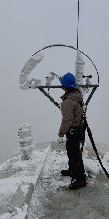 檢修人員在機艙外部清理風向標,確保后續(xù)安全啟機(拍攝者:劉宇) 檢修人員在機艙外部清理風向標,確保后續(xù)安全啟機(拍攝者:劉宇)