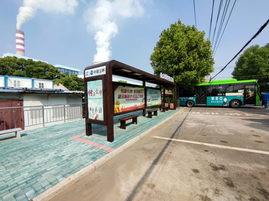 援建候車亭改善鄉(xiāng)村環(huán)境(攝影:王鑫) 援建候車亭改善鄉(xiāng)村環(huán)境(攝影:王鑫)